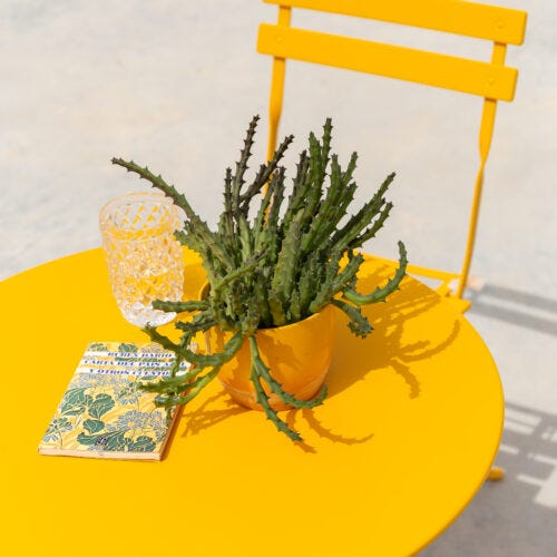 Decoración de exterior para terrazas pequeñas con amarillo Pantone 2021