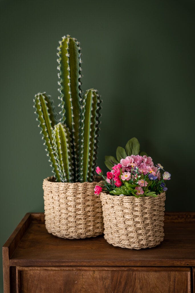 plantas y flores artificiales con macetas de fibra natural