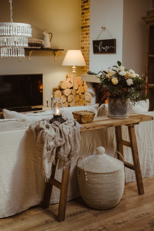 Salón con decoración de madera