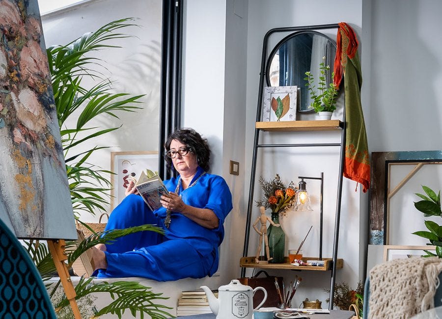 Mujer leyendo al lado de una ventana